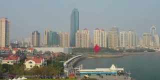 阳光灿烂的日落青岛著名的步行湾公园码头现代纪念碑广场航拍全景4k中国