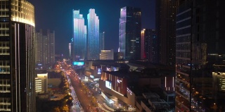 飞行飞越青岛市区，夜间照明显示4k中国交通街道航拍全景图