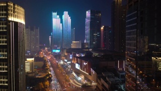 飞行飞越青岛市区，夜间照明显示4k中国交通街道航拍全景图视频素材模板下载