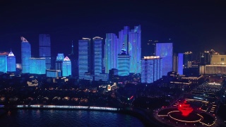 夜间照明展示青岛市区著名的4k中国海湾广场航拍全景视频素材模板下载