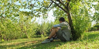 一名男子在树下休息