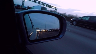 高速公路上的车辆后视镜。视频素材模板下载