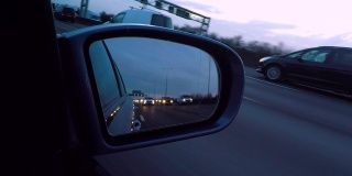 高速公路上的车辆后视镜。