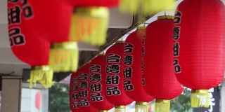中国传统的纸灯笼是一排排的