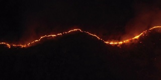 夜间鸟瞰图森林火灾分界线