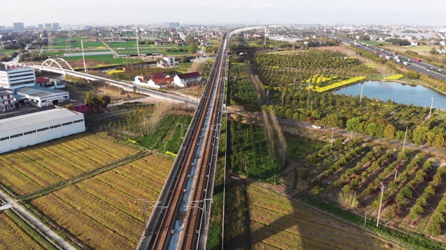 中国农村的航拍和高铁。