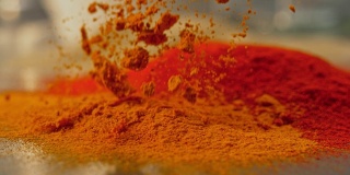 SLO MO LD橙色香料粉落在辣椒粉旁边