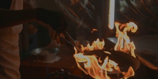 街头小吃:厨师用火炒
