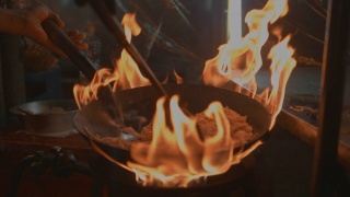 街头小吃:厨师用火炒视频素材模板下载