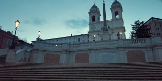 走在意大利罗马的西班牙台阶上
