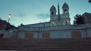 走在意大利罗马的西班牙台阶上视频素材模板下载