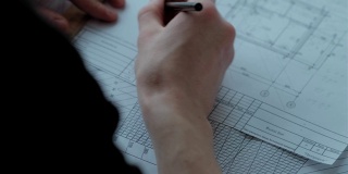 建筑师用尺子和铅笔绘制项目。近距离