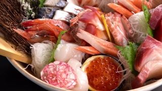 日本料理生鱼片把正餐放在转盘上。视频素材模板下载