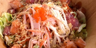 日本料理生鱼片沙拉开胃菜，正餐在转盘桌上。