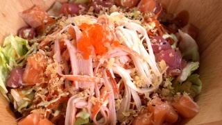 日本料理生鱼片沙拉开胃菜，正餐在转盘桌上。视频素材模板下载