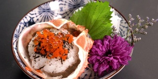 日本料理米饭配卡尼味噌，蟹餐在转盘上。