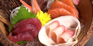日本料理生鱼片把正餐放在转盘上。