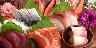 日本料理生鱼片把正餐放在转盘上。