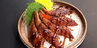 日本料理鳗鱼寿司晚餐餐桌上的一餐。