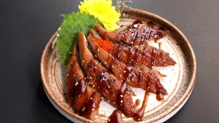 日本料理鳗鱼寿司晚餐餐桌上的一餐。视频素材模板下载