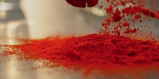 SLO MO LD充满活力的红色粉末香料落在表面