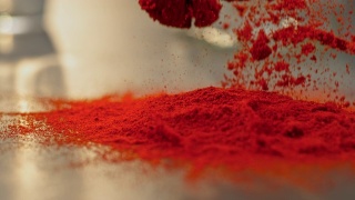 SLO MO LD充满活力的红色粉末香料落在表面视频素材模板下载