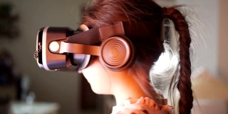 小女孩在家里戴着虚拟现实眼镜