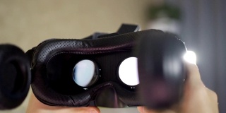 在家里使用虚拟现实眼镜