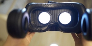 在家里使用虚拟现实眼镜