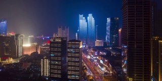 夜光显示飞行在青岛市区，交通，街道，道路航拍时间的全景4k中国
