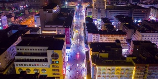 夜景时间照亮了青岛市内著名的旅游步行街交通航拍延时全景4k中国