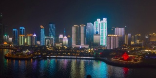 夜间照明展示青岛市区海湾广场空中延时4k中国全景图