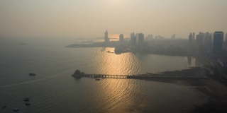 金色的日落天空青岛著名的海滩湾旅游码头航拍延时全景4k中国