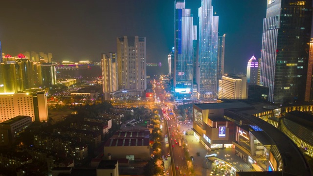 夜光飞行在青岛市区交通街道十字路口空中延时全景4k中国