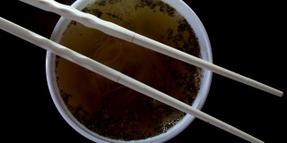 近距离的方便面黄拉面在中国筷子