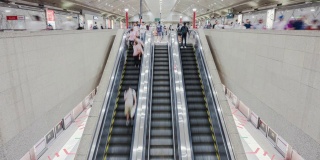 4K分辨率的时间流逝拥挤的人在地铁站的自动扶梯上移动，商务旅行和运输的概念