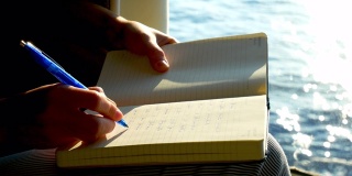 在一次轮船旅行中，一位女士的手在议程上写字