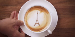 俯视图的手服务与法国拿铁艺术咖啡