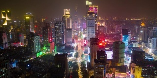 飞行飞越南京市市中心区夜间照明显示交通街道空中延时全景4k中国