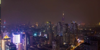 飞行在南京市中心夜间照明城市景观空中延时全景4k中国
