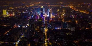 夜间照明显示南京市中心飞行在市中心交通街道的空中延时全景4k中国