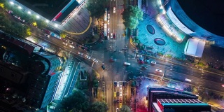 夜光照亮南京市中心市中心交通街道十字路口高空俯仰延时全景4k中国