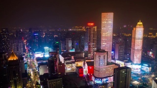 夜景时间照亮了南京市区著名的步行广场交通街道，航拍时间跨度为4k中国全景视频素材模板下载