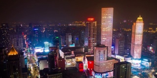 夜景时间照亮了南京市区著名的步行广场交通街道，航拍时间跨度为4k中国全景