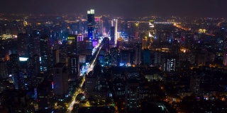 飞行飞越南京市市中心，夜间照明显示交通道路空中延时全景4k中国