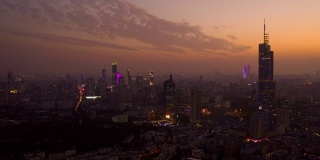 日落天空夜晚照明南京市市中心区交通街道空中延时全景4k中国
