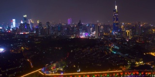 夜景照亮了南京城墙、湖滨、市中心地区的空中延时全景，4k中国