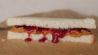 果酱从花生酱和果酱三明治中诱人地渗出来视频素材模板下载