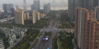 夜间飞行飞越杭州市中心交通街道，江边航拍4k中国全景图