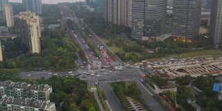 日出时间杭州市中心上空交通十字路口航拍4k中国全景图